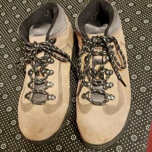 *Nevados hiking boots, Size 10 (44), tan